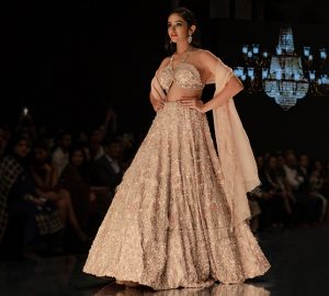 Your Guide To Perfectly Executed Day Time Peach-Crème Couture