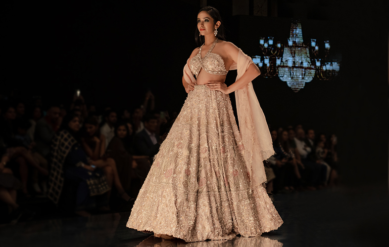 Your Guide To Perfectly Executed Day Time Peach-Crème Couture