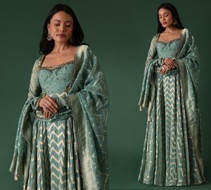 10 Tips To Look Attractive And Slim In Long Kurtis