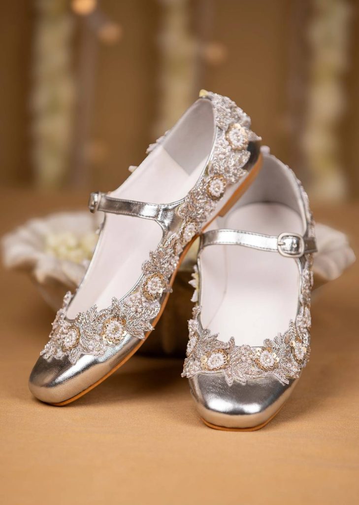 Silver Hand Embroidered Pearl Floral Juttis